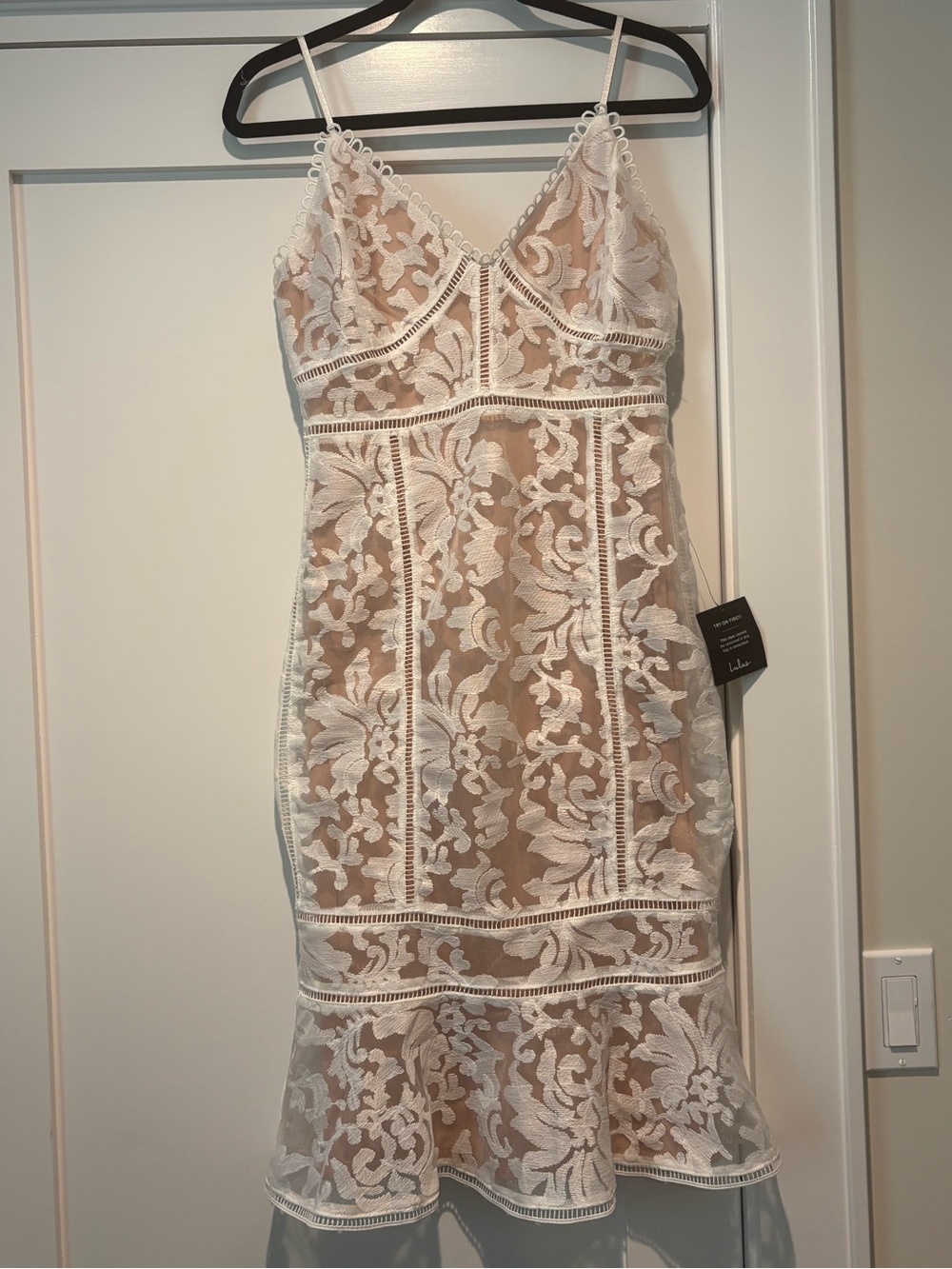 Lulu’s white/tan dress